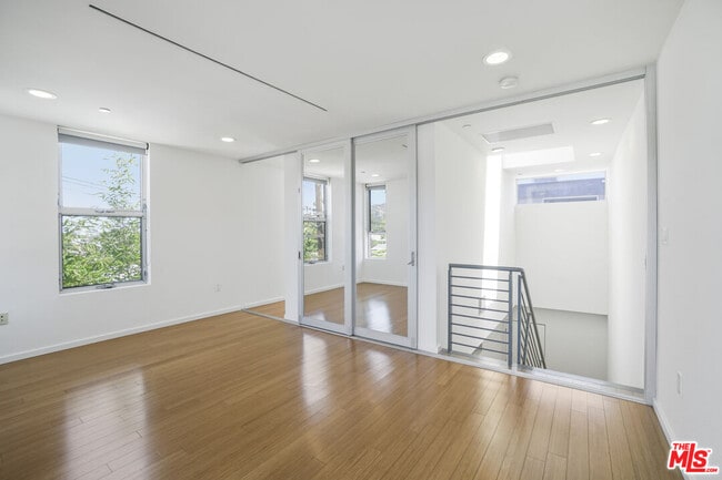 Building Photo - 1220 N Orange Grove Ave