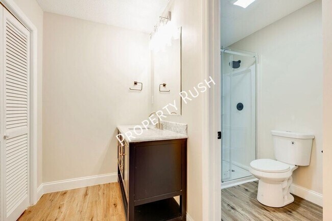 Building Photo - 2323 Green Forest Dr