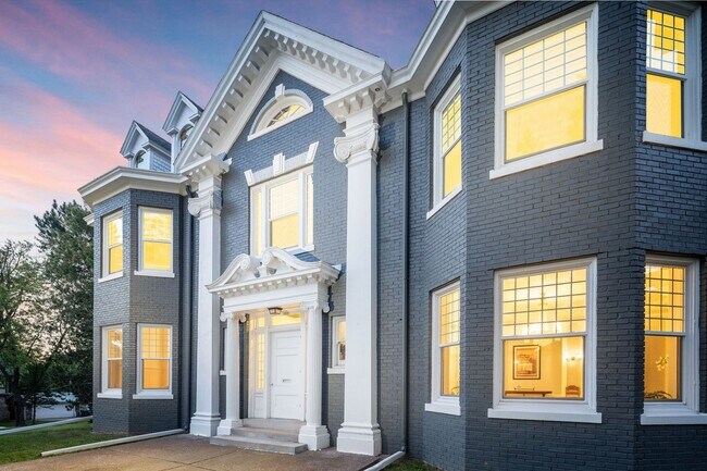 Building Photo - Beautiful 3 Bedroom/2 Bathroom SECOND Floor Apartment in East Duluth Mansion - AVAILABLE JUNE!