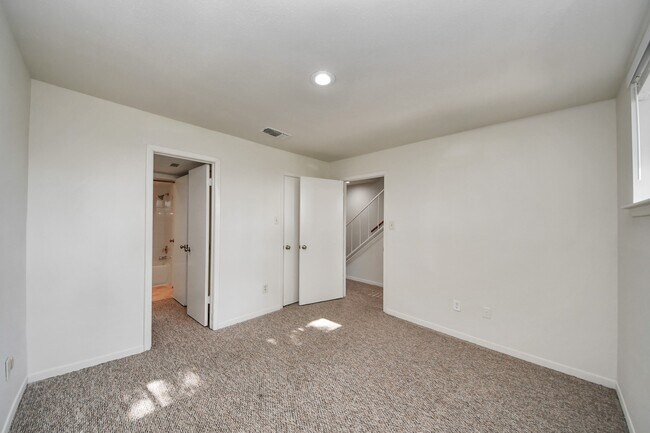 Building Photo - 1059 Country Pl Dr
