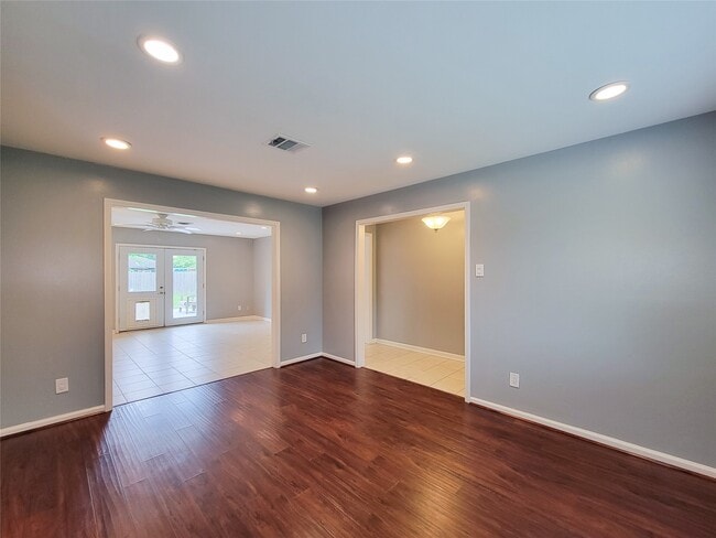 Building Photo - 5846 Ettrick Dr