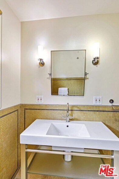 Building Photo - 10614 Le Conte Ave