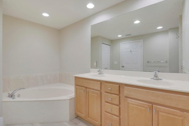 Building Photo - 12643 SE Old Cypress Dr