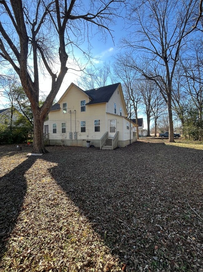 Building Photo - Charming Huntsville Living Awaits!