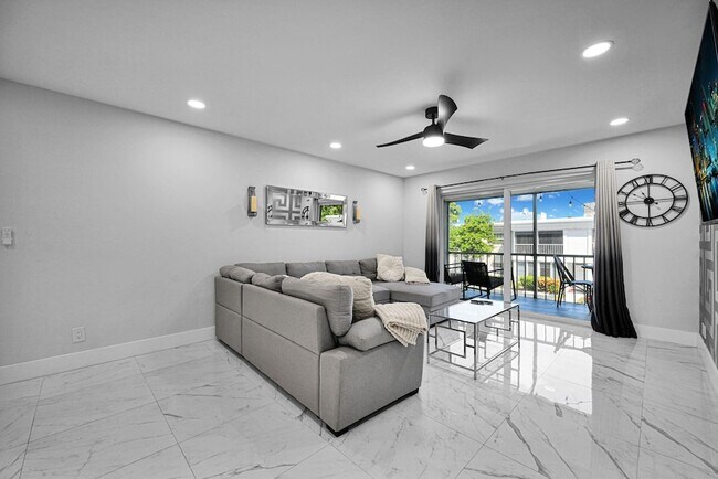 Building Photo - 6279 Bay Club Dr