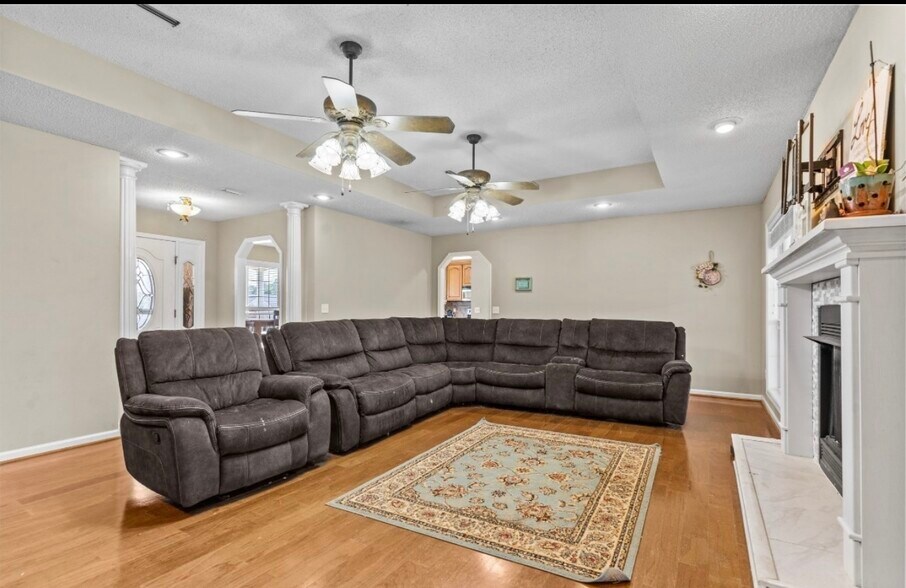 Living room - 108 Fieldstone Dr