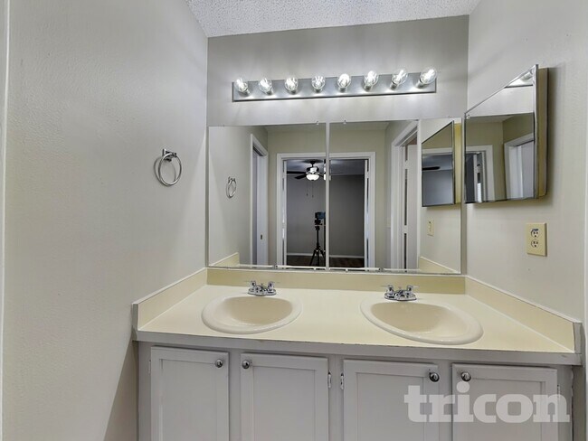 Building Photo - 714 49th St E