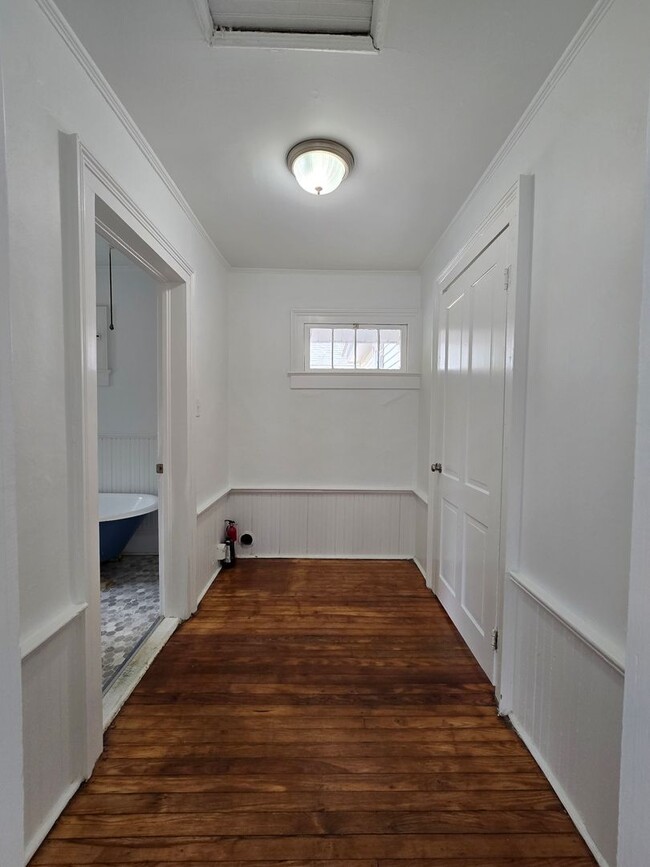 Building Photo - 403 W Hampton Ave