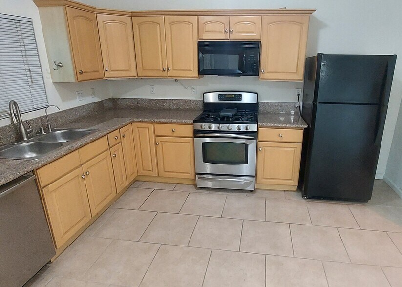 Building Photo - 2818 S Bronson Ave