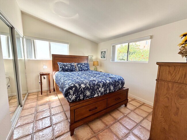 Building Photo - 207 Rossmore- MFR