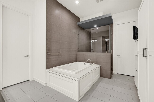 Building Photo - 707 W Clay St