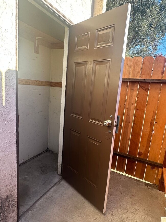 Building Photo - 2+1.5 REMODELED BRAND NEW APPLIANCES INCLUDED