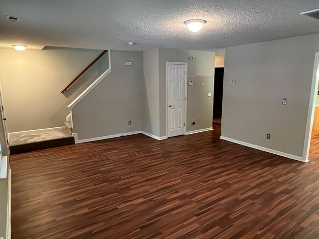 Building Photo - Great 3 Bed, 2.5 Bath house in University ...