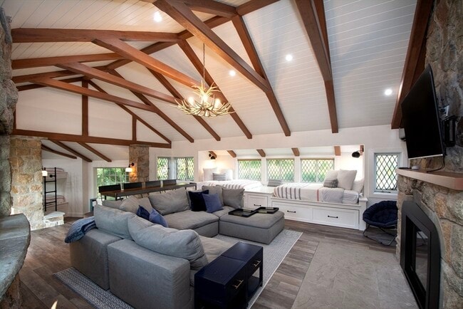 Building Photo - 19 Hobart Ln