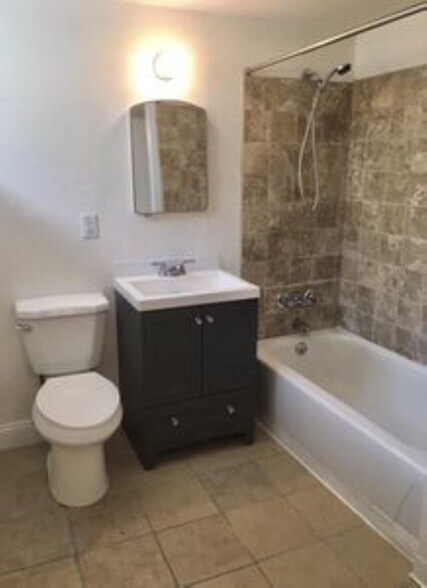 Full bath - 2261 Newark st