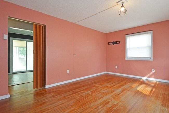 Building Photo - Charming 3-Bed 1.5-Bath Home Available in ...