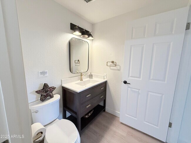 Building Photo - 5640 E Bell Rd