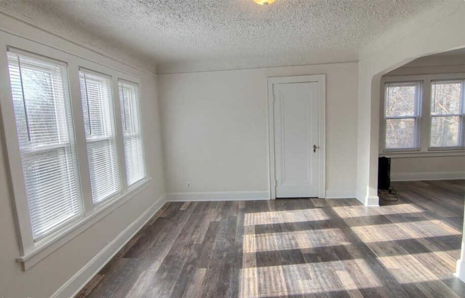 Building Photo - 372 W Bennett Ave