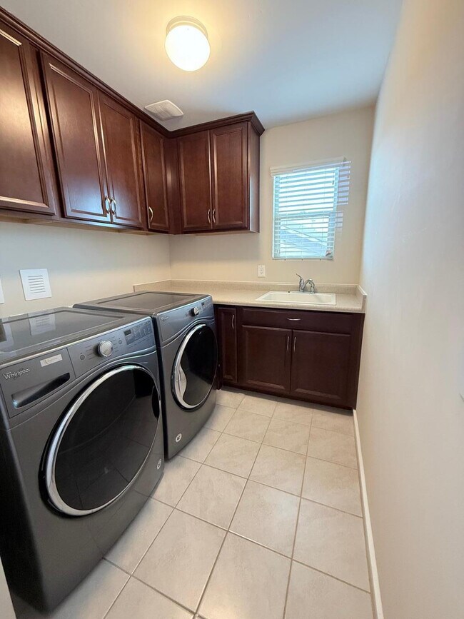 Building Photo - 9519 W Fallen Leaf Ln