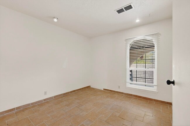 Building Photo - 6500 Martin Ct NE