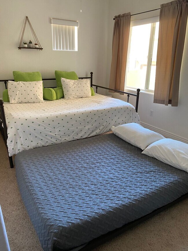 Building Photo - 3 BR + Bonus, Fully furnished, Includes Ut...