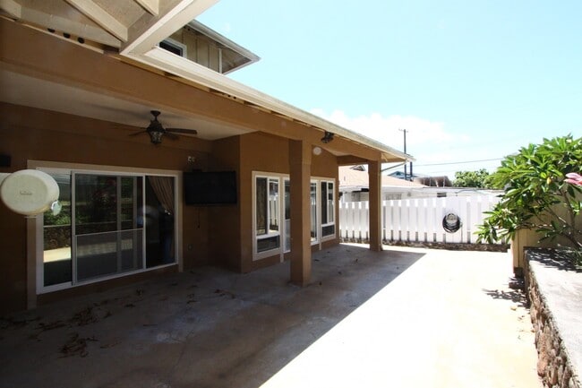 Building Photo - Large 4 bedroom, 3 bath, 4+ parking, gated single family house in Kalihi