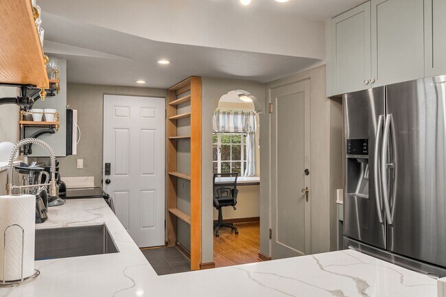Building Photo - $2000 OFF 1 Months Rent with a Lease Start...