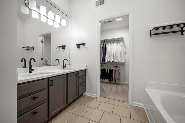 Building Photo - 4016 Kenesaw Dr
