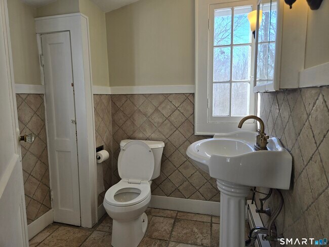 Building Photo - 623 Elm St