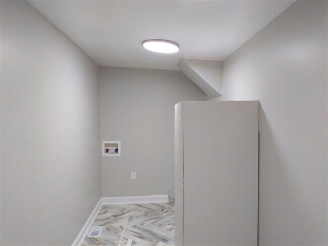 Building Photo - Fresh, Updated 3 bed, 1 bath Ranch ***PET FRIENDLY***