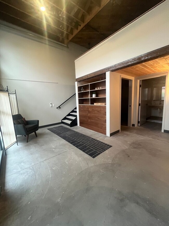 Building Photo - 1 Bedroom 1-Bathroom W/ Large Loft (2nd Bedroom or workspace)