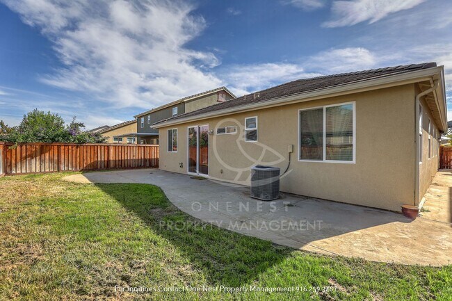 Building Photo - 3 bedroom, 2 bathroom Charming Plumas Lake...