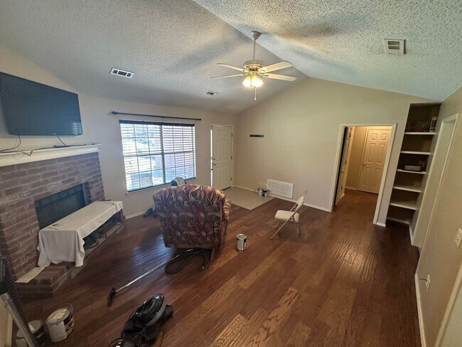 Building Photo - 3-Bed, 2-Bath Home in Central Springdale - Fully Fenced in Backyard and 2x Car Garage!