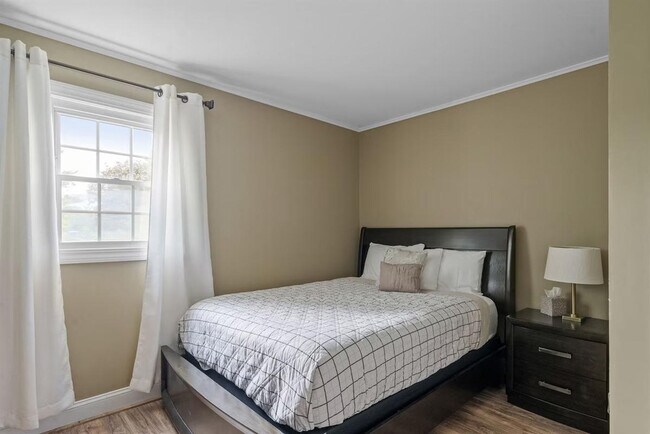 Building Photo - 2 Meadow Ln