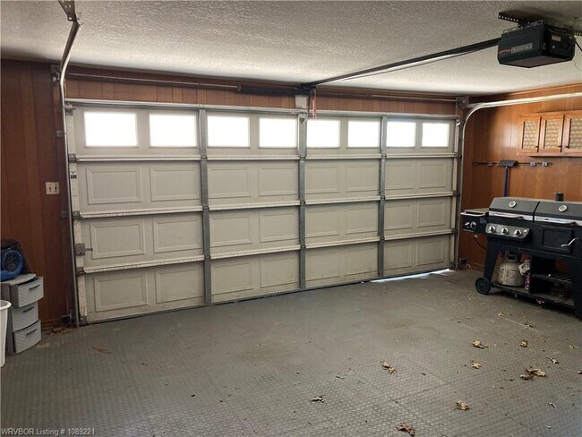 Building Photo - 927 Skyline Dr