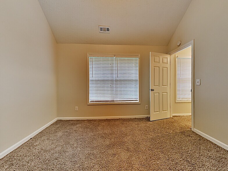 Building Photo - 105 Unity Cove