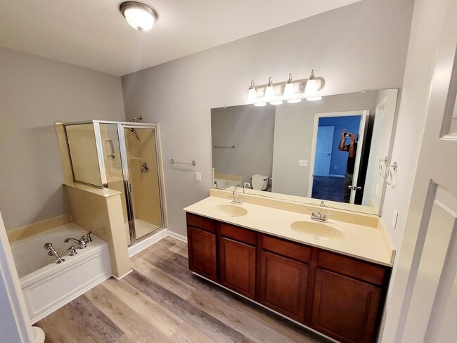 Building Photo - Stunning 4-Bedroom Home for Rent – Availab...