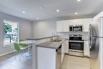 Building Photo - 645 E 11th 1/2 St