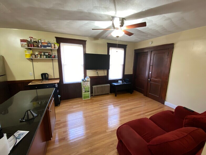 Building Photo - 221 Holland St