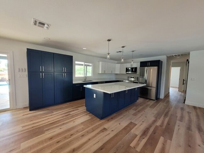 Building Photo - Stunning Completely remodeled 4-bedroom wi...