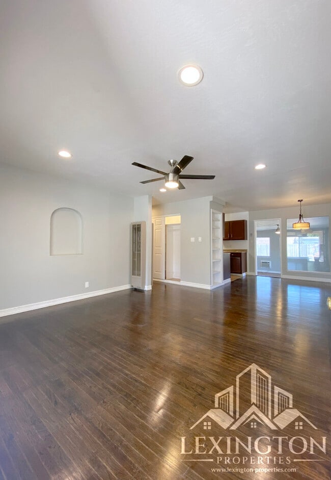 Building Photo - Spacious, 3BD/1BA, Home with Office in Car...