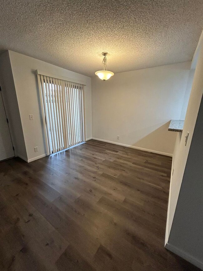 Building Photo - 2 story - 2 Bedroom, 1.5 baths Condo for r...