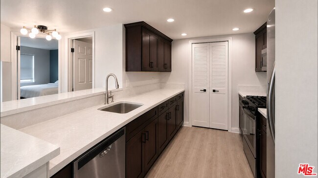 Building Photo - 1250 S Westgate Ave