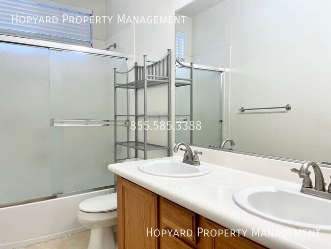 Building Photo - 933 Desmet Dr