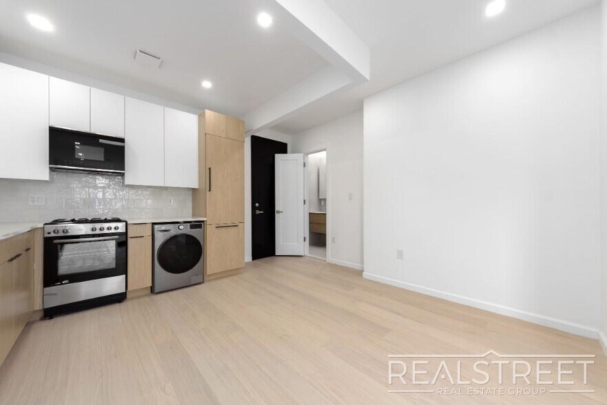 Building Photo - Spacious 2-Bedroom, 2-Bath Apartment in Bed-Stuy with Modern Amenities