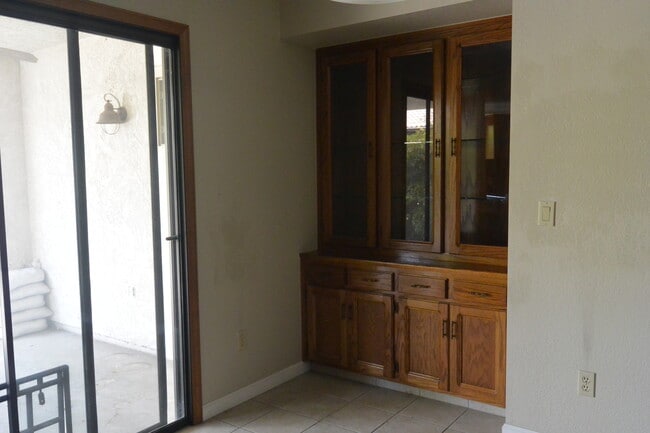 Building Photo - 1933 S Royal Oaks Dr