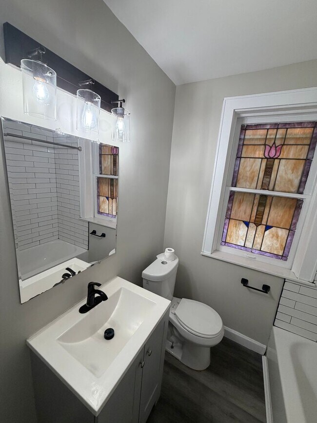 Building Photo - 5041 Lindenwood Ave