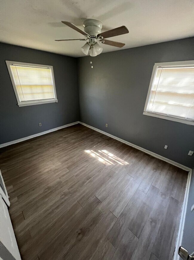 Building Photo - $0 First Month's Rent / $0 Deposit at Move-in