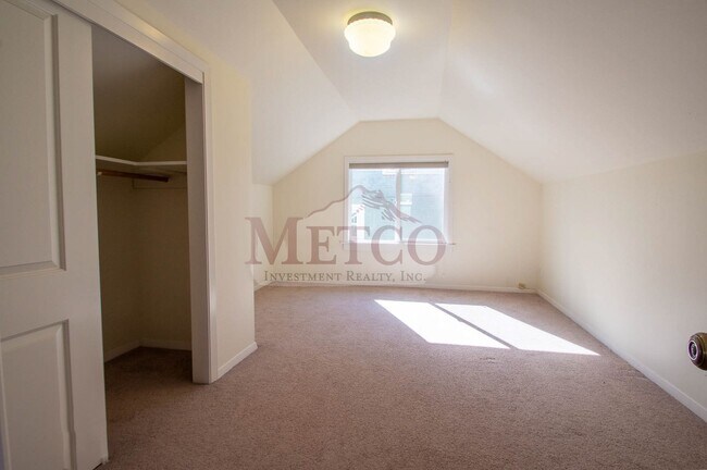 Building Photo - Light & Bright Home In Eugene