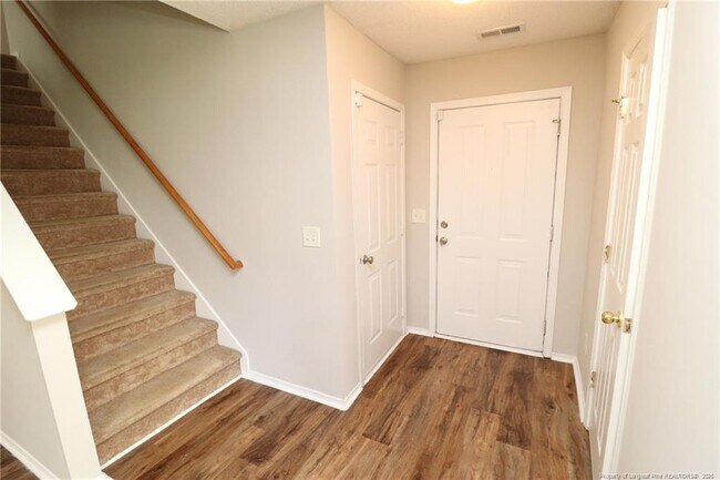 Building Photo - 5 Bellmore Ct